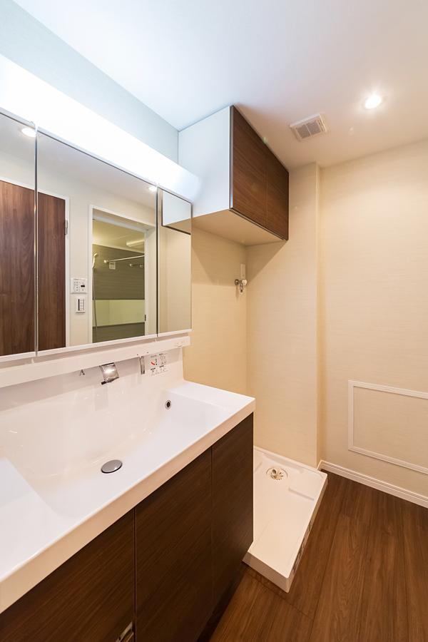 Refreshing wash room back of the three-sided mirror is has become a storage rack