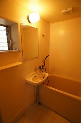 Bath. ☆ There is a window in the bathroom