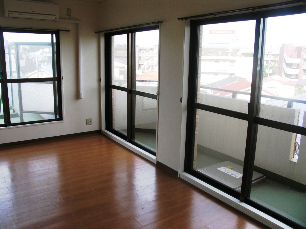 Living and room.  ■ Bright living room