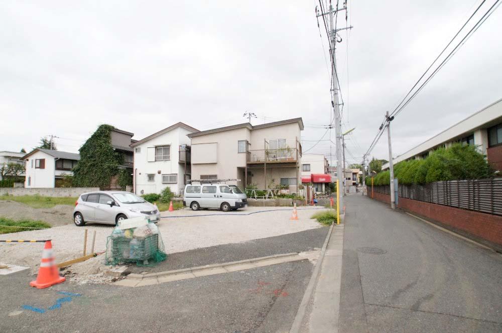 Local photos, including front road. Front road traffic volume is small, A quiet residential area suitable to the land of permanent. 