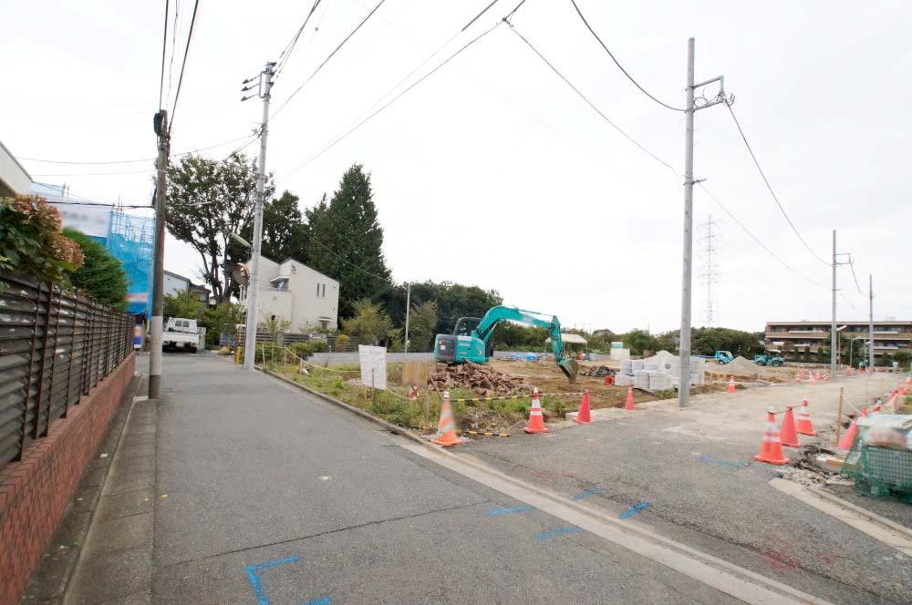 Local photos, including front road. And green, Sophisticated elegance drifts quiet mansion area. 