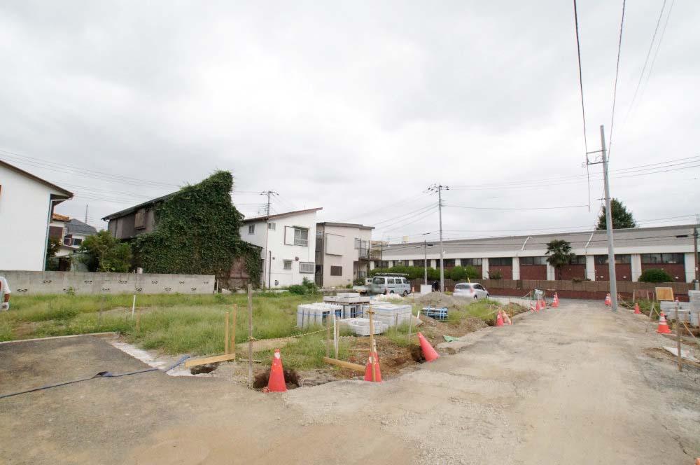 Local land photo. Since the road width is also wide, And out of the car is also a breeze. 