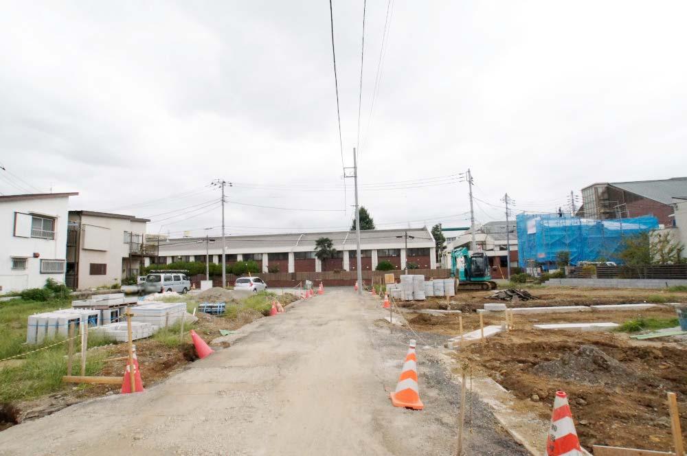 Local photos, including front road. All 9 compartment, We become remaining 5 compartment. 