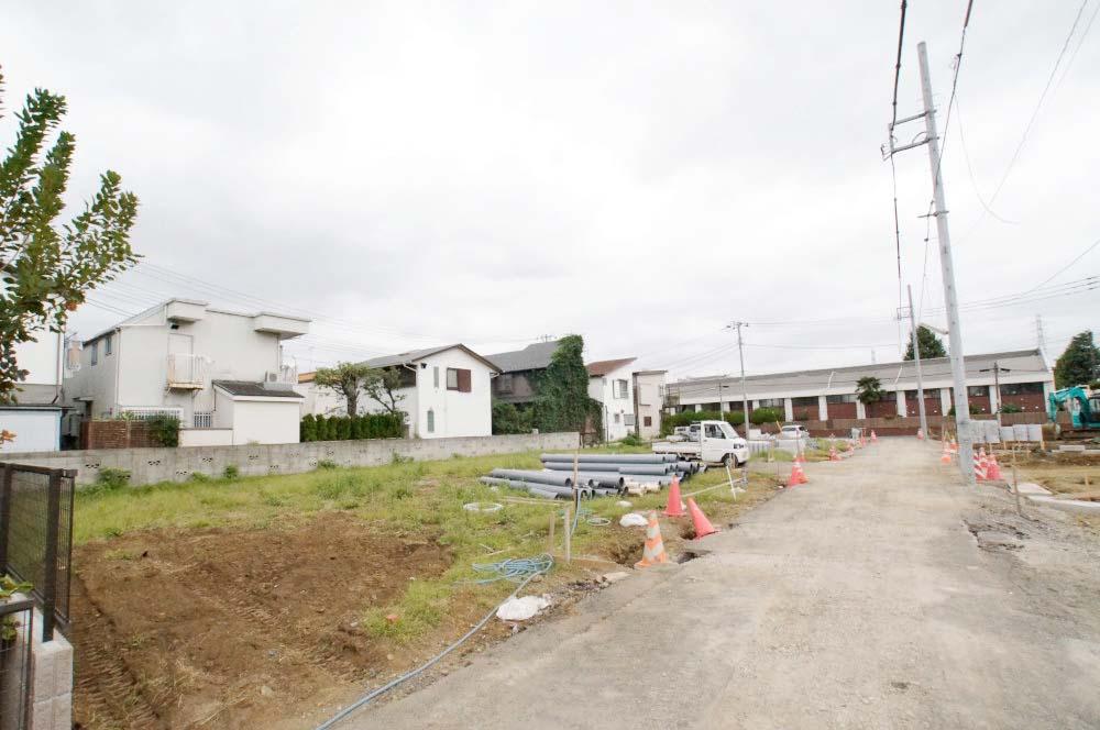 Local photos, including front road. Please consult about the reference plan. 