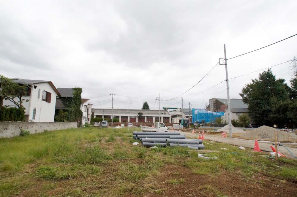 Local land photo. Close to commercial facilities such as supermarkets also substantial. 