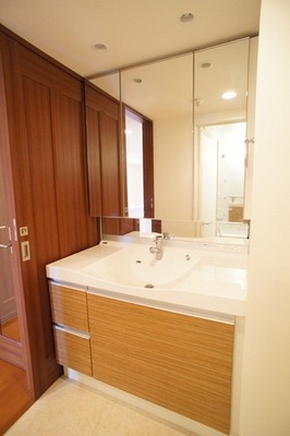 Washroom. Wide mirror surface of the dresser ☆