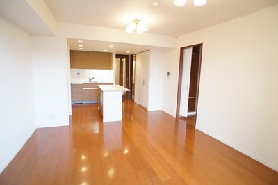 Living and room. Good per sun bright living ☆