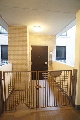 Entrance. Private inter packed a foyer ☆