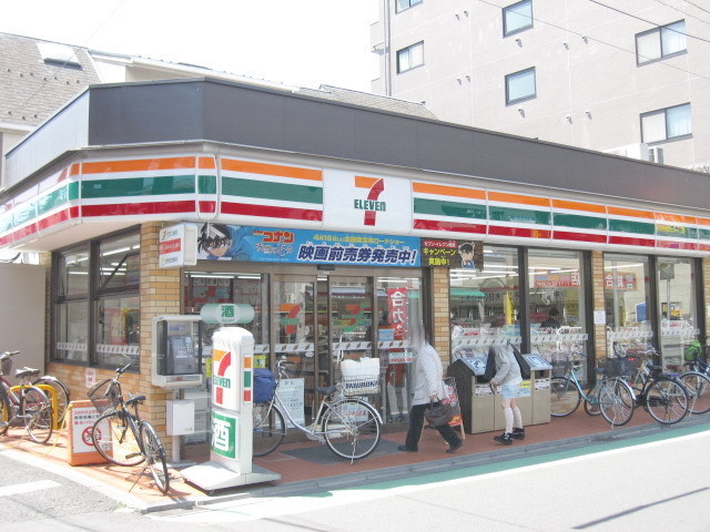 Convenience store. 300m to Seven-Eleven (convenience store)
