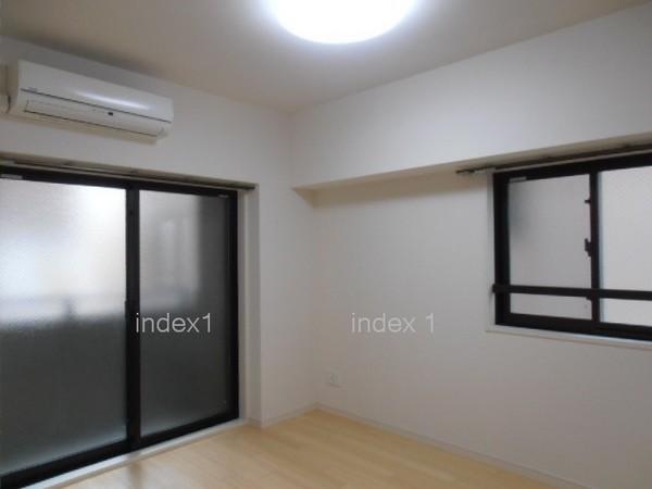 Non-living room. Entrance next to the Western-style is a three-sided lighting