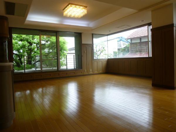 Living. Southeast corner room, Green is visible from the window.