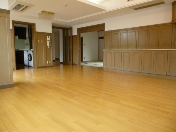 Living. Living taken from the window side.