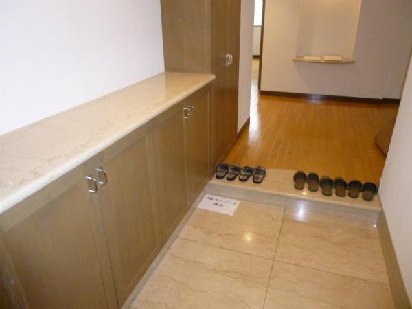 Other introspection. Entrance part of the room, which was paved with marble.