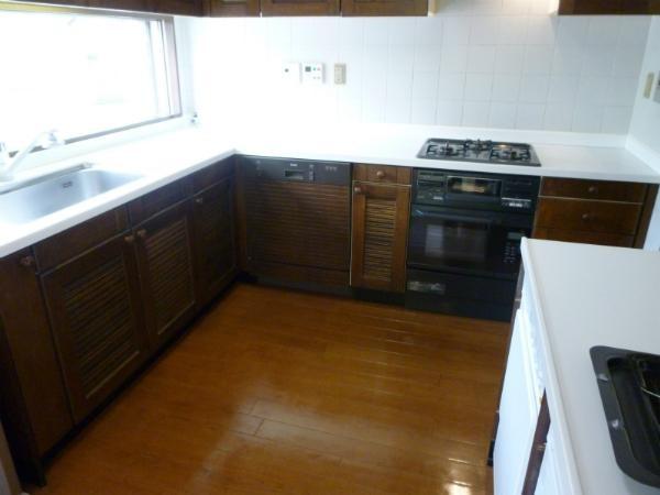 Kitchen. L-shaped kitchen, With dish washing washing machine.