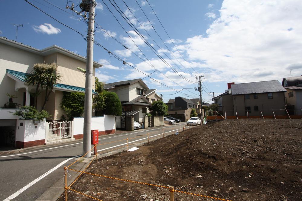 Local photos, including front road. It is a quiet residential area
