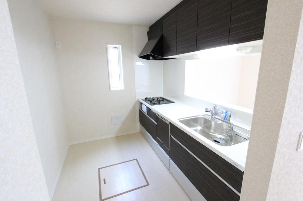 Kitchen. Spacious bright face-to-face kitchen