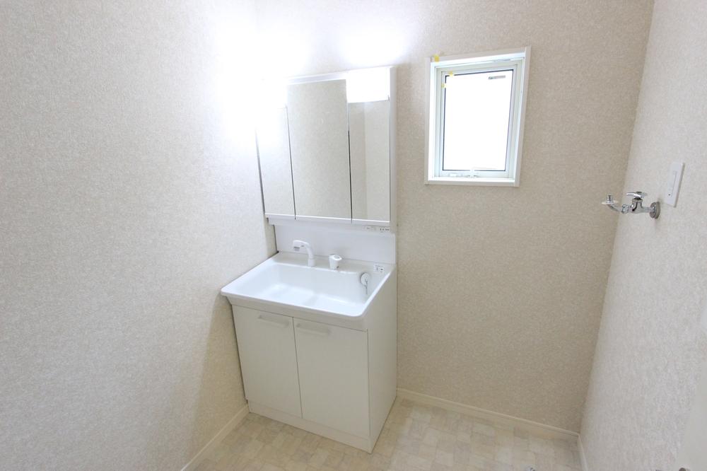 Wash basin, toilet. Washroom