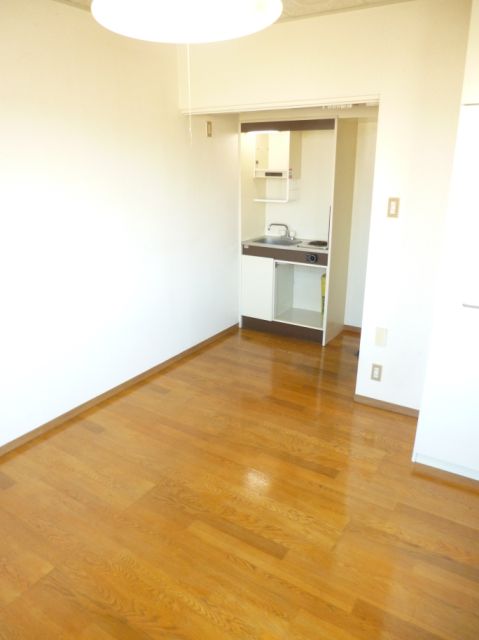 Living and room. 6 is a Pledge of bright rooms.