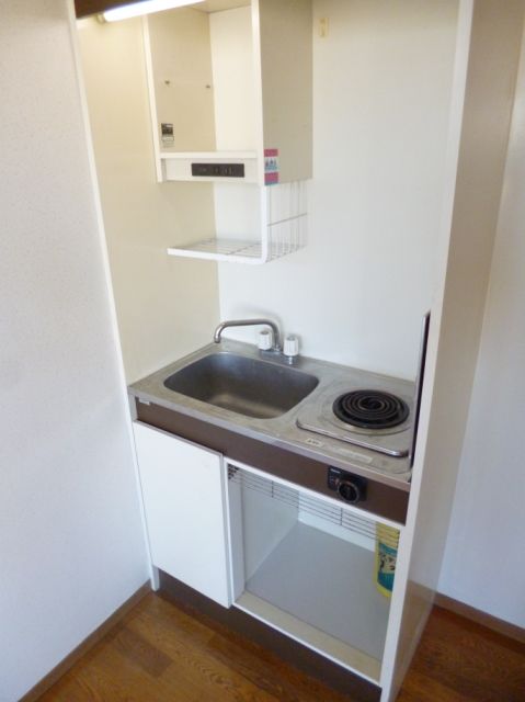 Kitchen. 1-neck is a gas stove with a kitchen.