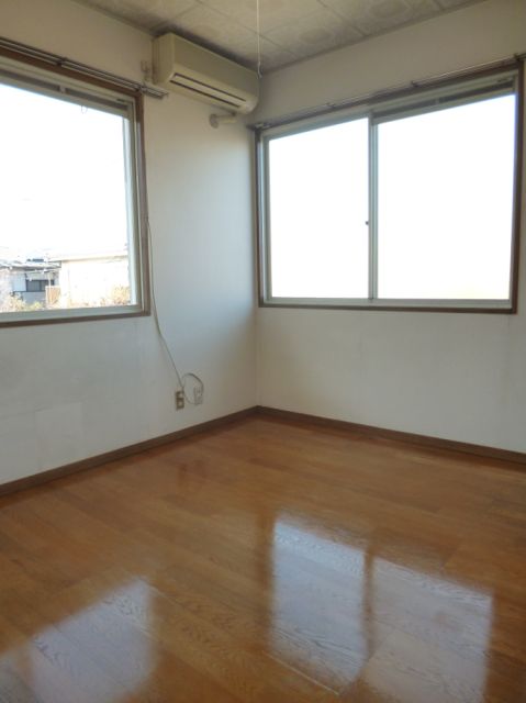 Living and room. Per day is a good two-plane daylight.