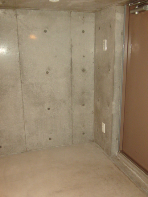 Receipt. Trunk room (entrance outside)