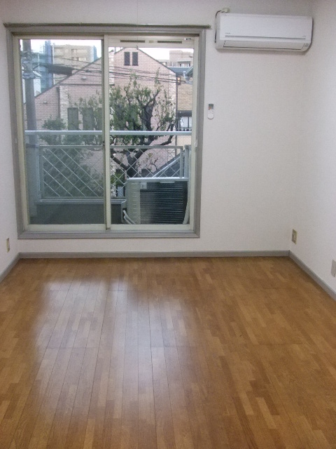 Living and room. Flooring, balcony!