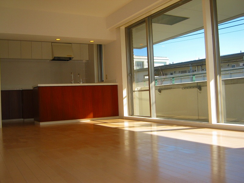 Living and room. LDK There are about 20J