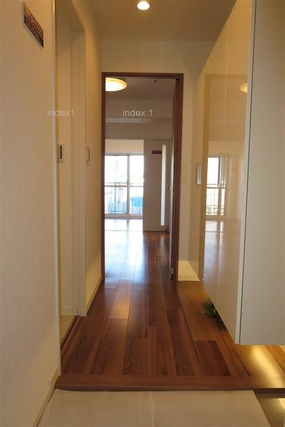 Entrance. Clean entrance that invites to living