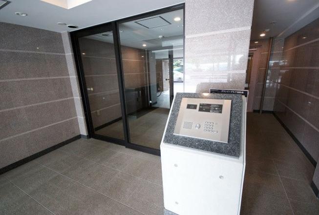 Entrance. Immediate Available / Super close / It is close to the city / Bathroom Dryer / Corner dwelling unit / Yang per good / All room storage / Flat to the station / LDK15 tatami mats or more / Japanese-style room / Washbasin with shower / Face-to-face kitchen / 3 face lighting / 2 or more sides balcony / Double-glazing / Bicycle-parking space / Elevator / Otobasu / High speed Internet correspondence / Warm water washing toilet seat / The window in the bathroom / TV monitor interphone / Urban neighborhood / Ventilation good / Southwestward / Dish washing dryer / Storeroom / Pets Negotiable / BS ・ CS ・ CATV / Maintained sidewalk / Flat terrain / Delivery Box / Bike shelter