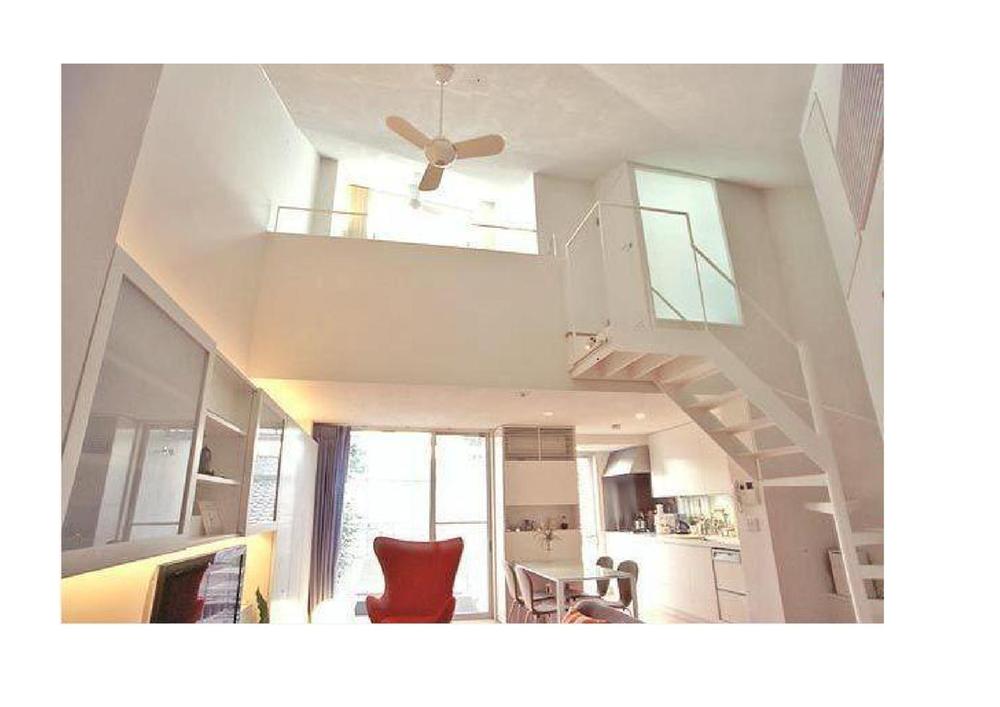 Living. Indoor (12 May 2013) Shooting Maisonette House, There is a feeling of opening of the atrium is a large space is attractive! Maximum ceiling height of about five meters, Sunlight will enter the Sansan from the south window!