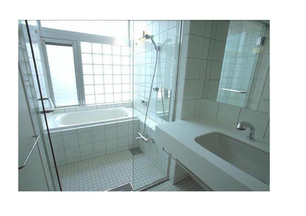 Bathroom. Indoor (12 May 2013) comfortable bath time in the shooting sun-drenched skeleton bus!