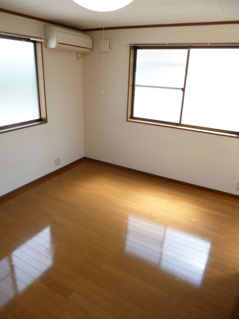 Living and room. Sunny in the three-sided lighting! 