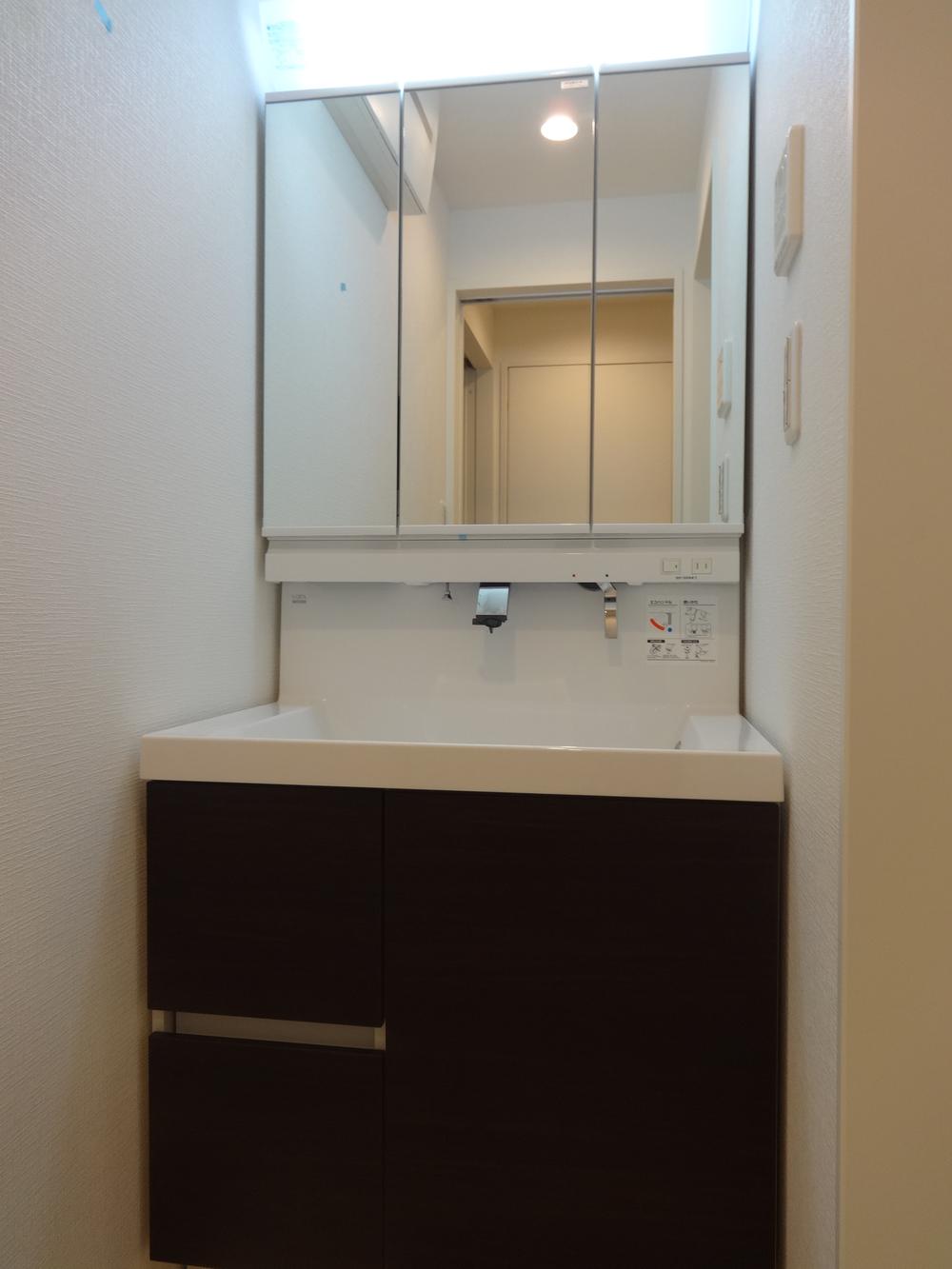 Wash basin, toilet. Indoor (11 May 2013) Shooting