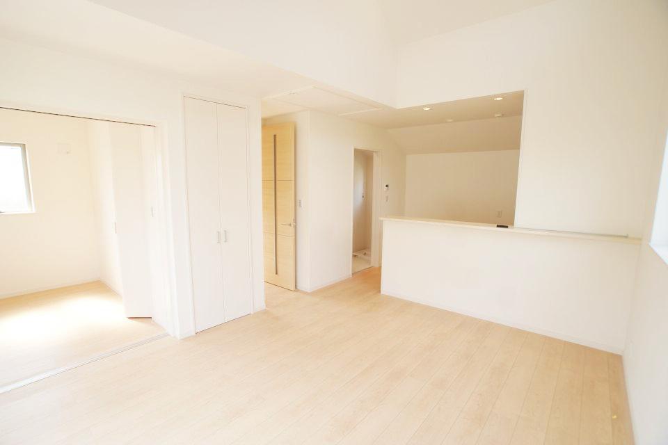 Same specifications photos (living). It will be the construction example of living. It has become a slope ceiling, Sense of openness is good.