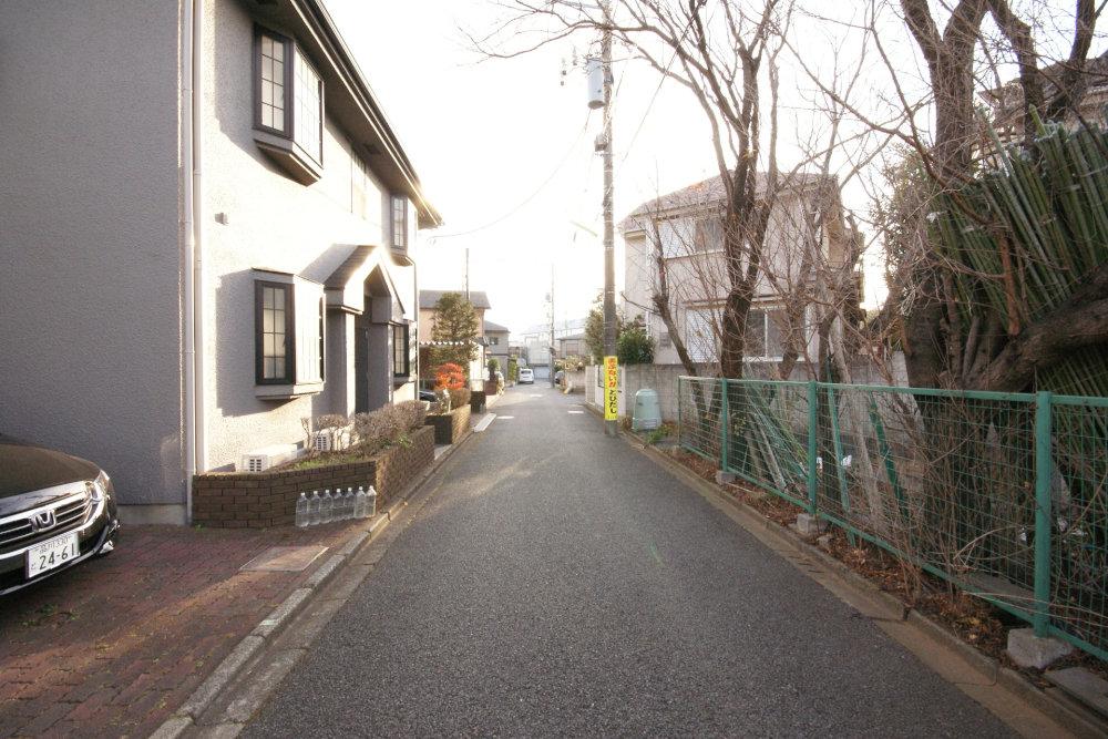 Local photos, including front road. Front road traffic also less, Small children is also safe.
