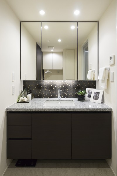  [Powder Room] Plenty of storage, such as the three-sided mirror back