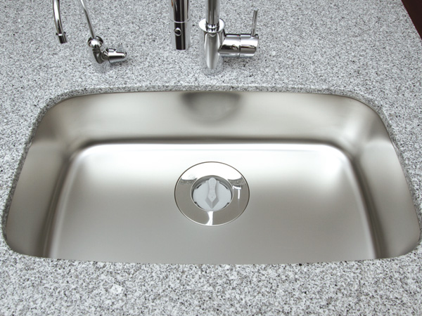 Kitchen.  [Quiet sink] Also cleaning of the frying pan and easy to large type. The material to reduce the vibrations is mounted on the back side of the sink, To reduce the water wings sound.