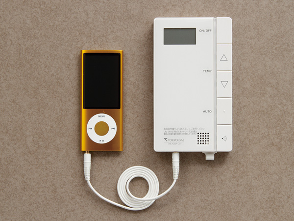Bathing-wash room.  [Full Otobasu with music player corresponding remote control] Heat insulation from hot water-covered ・ One-touch operation to reheating. By connecting the music player in the kitchen of the operation panel, You can enjoy music in the bathroom.  ※ In music playback, Music playback player, Stereo mini-plug, etc. is required separately.