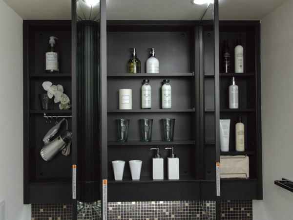 Bathing-wash room.  [Three-sided mirror with vanity] Wide three-sided mirror specification. A three-sided mirror with vanity that ensures the storage space, such as a dryer hook was set up to mirror back.