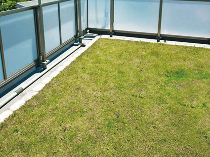 Other.  [Roof greening] One of the factors of heat island phenomenon seen in the city center, etc., The heat accumulated in a building or the like is discharged into the atmosphere will be raised by solar radiation. Rooftop gardening, From suppressing the accumulation of heat to the building, Inhibitory effect of heat island phenomenon has been expected. (Same specifications)