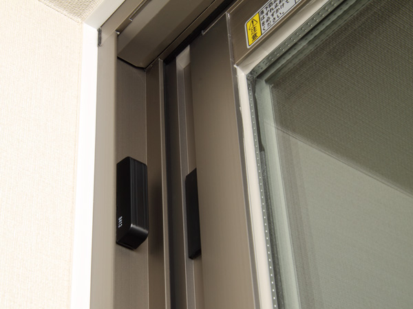 Security.  [Entrance door ・ Window security sensors] To the entrance door and windows of all of the dwelling unit, Installing the security sensors to monitor the suspicious person of intrusion. Open is when the sensors react when you have a crime prevention set to ON, living ・ It sounds an alarm from the dining intercom with a TV monitor (housing information panel), With informing the abnormal occurrence as you live, Control room ・ It has become a system that is automatically reported to the security company. It is very effective in the illegal intruder measures such as burglar. Setting and clearing is done by intercom with TV monitor (housing information panel). (Except for the FIX window) (same specifications)