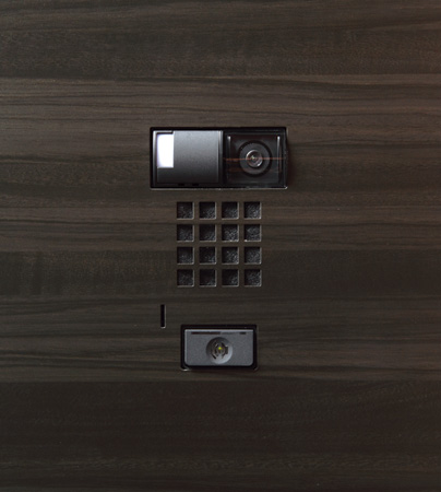 Security.  [Dwelling unit entrance before the camera] At the same time when the visitor presses the chime of the dwelling unit entrance, You can check the video and audio the state of the visitors who are in the front door. (Same specifications)