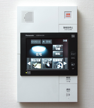Security.  [Intercom with a color TV monitor (housing information panel)] TV monitor Ya call from the camera with auto-lock the control panel, which is installed in a windbreak room, Since the project a wide range by the call of the entrance before the camera, You can also check visitors standing in a remote location a little, By touching the image (screen), You can also to enlarge. Also, For criminals that there are many possible to confirm occupancy by pressing the chime of each dwelling unit, Also it provides the ability to record the visitors to your home (including the absence at the time of the visitor). (Same specifications)