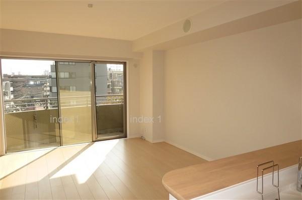 Kitchen. Bright living plugging of sunshine!