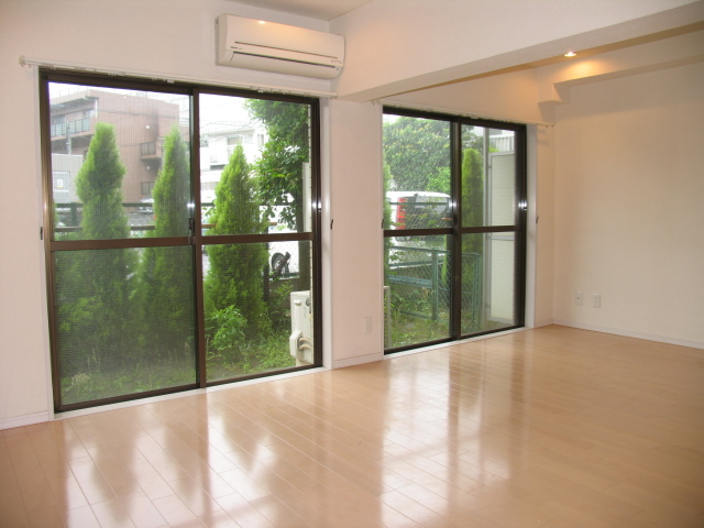 Living and room. ■ Other room photo (room image)