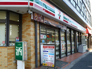 Convenience store. 250m to Seven-Eleven (convenience store)