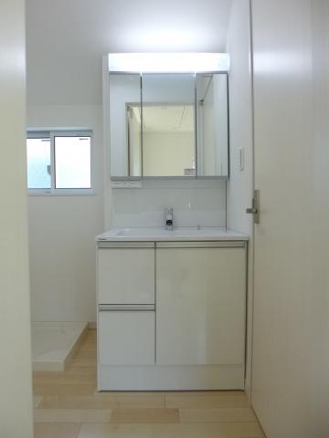 Wash basin, toilet. Second floor