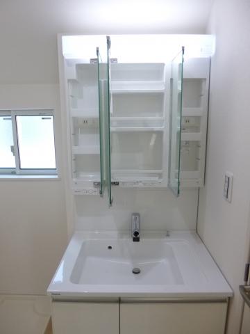 Wash basin, toilet. Second floor