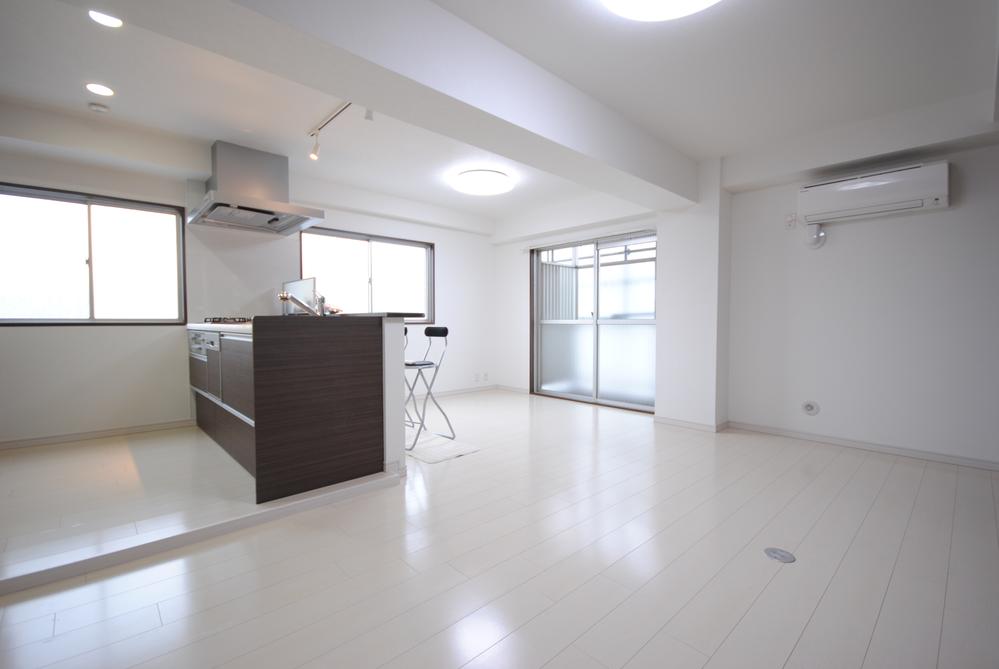 Living. Windows are many bright living