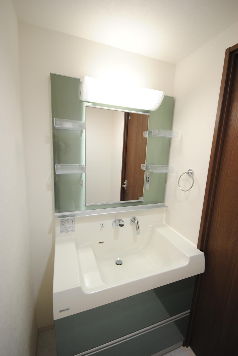 Wash basin, toilet. Local (10 May 2013) Shooting